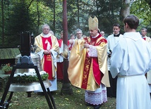  Biskup ordynariusz poświęcił sanktuaryjny instrument