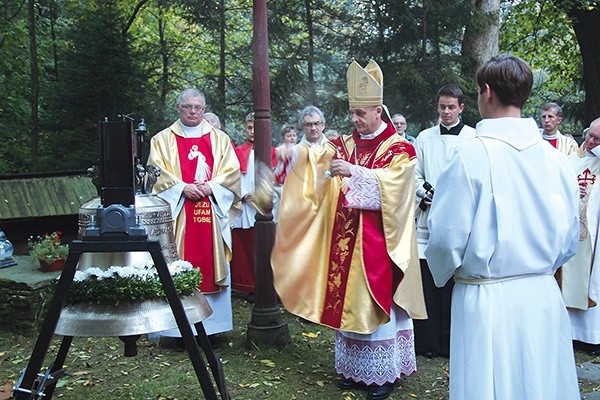  Biskup ordynariusz poświęcił sanktuaryjny instrument