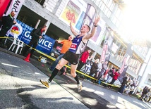 Piotr Szpigiel, 30-letni zwycięzca  na mecie biegu
