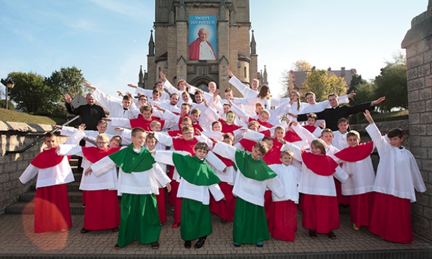 Służba Liturgiczna Ołtarza przy kościele Matki Bożej Szkaplerznej w Imielinie, czyli ministranci wysokich lotów
