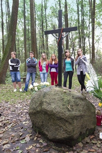 W miejscu, gdzie zginęła 16-letnia Karolina,  znajdują się krzyż i tablica  z informacją