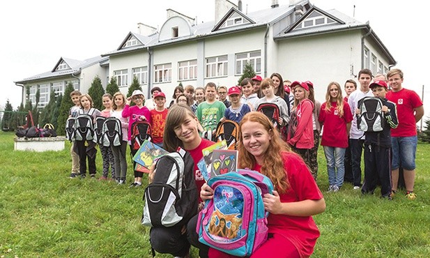 „Serce w plecaku” – to jedna z wielu akcji Szkolnego Koła Caritas w Zabawie