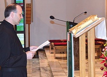 Ojciec Antoni w dniu objęcia urzędu w seminarium oblatów w Obrze składa wyznanie wiary oraz akt przysięgi na księgę Pisma Świętego