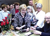  Autor po spotkaniu podpisywał publikację każdemu, kto chciał chwilkę zaczekać