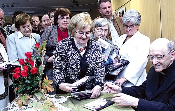  Autor po spotkaniu podpisywał publikację każdemu, kto chciał chwilkę zaczekać