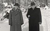 József Antall (z lewej) i Henryk Sławik w górach Mátra, gdzie wizytowali polskie sanatorium i obóz internowanych żołnierzy