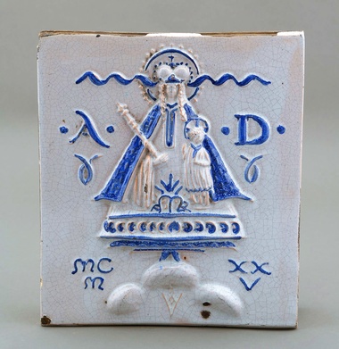 Kafel z wizerunkiem prawdopodobnie Matki Boskiej Kodeńskiej