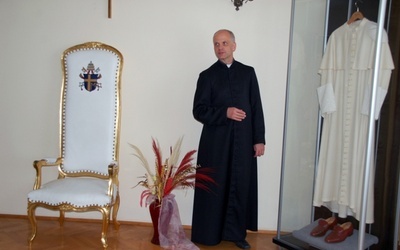 O eksponatach w Pokoju papieskim opowiada rektor ks. Jarosław Wojtkun