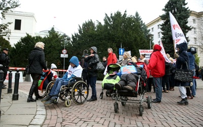 Protestują rodzice niepełnosprawnych dzieci