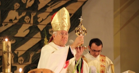 Bp. Andrzej F. Dziuba błogosławi papieskim relikwiarzem na zakończenie Mszy św. w Kutnie