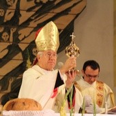 Bp. Andrzej F. Dziuba błogosławi papieskim relikwiarzem na zakończenie Mszy św. w Kutnie