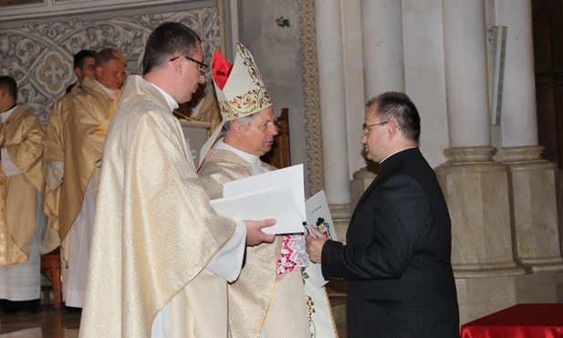 Nominację do Sekcji Koncepcyjnej Diecezjalnego Centrum ŚDM w Radomiu odbiera ks. Stanisław Piekielnik 