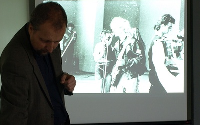 Tomasz Toborek z łódzkiego oddziału IPN prezentował zdjęcia gwiazd muzyki lat 80. XX wieku