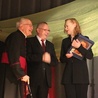 Ks. Józef Strączek (drugi z lewej) wraz ze starostą bielskm Andrzejem Płonką dziękuje Edycie Geppert za jej koncert w Porąbce
