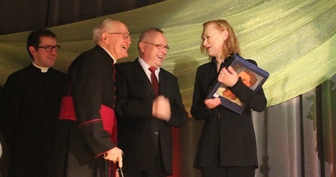 Ks. Józef Strączek (drugi z lewej) wraz ze starostą bielskm Andrzejem Płonką dziękuje Edycie Geppert za jej koncert w Porąbce