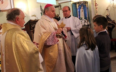 Dzieci z Godziszki podały relikwie św. Jana Pawła II biskupowi Tadeuszowi Rakoczemu, który uroczyście je zainstalował w miejscowym kościele parafialnym