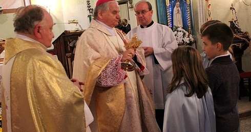 Dzieci z Godziszki podały relikwie św. Jana Pawła II biskupowi Tadeuszowi Rakoczemu, który uroczyście je zainstalował w miejscowym kościele parafialnym