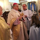 Dzieci z Godziszki podały relikwie św. Jana Pawła II biskupowi Tadeuszowi Rakoczemu, który uroczyście je zainstalował w miejscowym kościele parafialnym