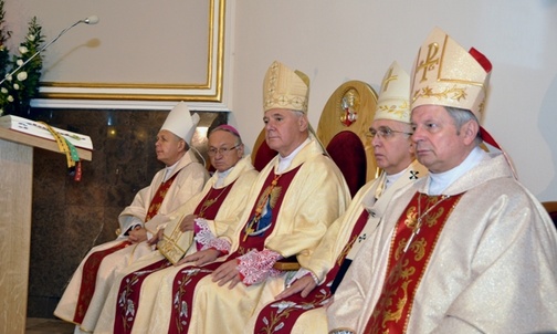 Liturgii przewodniczył kard. Gerhard Müller (trzeci z lewej)