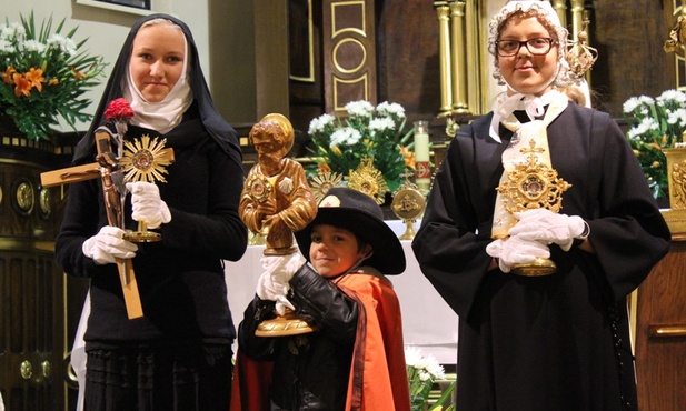 Młodzi ze Szczyrku przywieźli relikwie św. Jakuba Apostoła, bł. Marii Luizy Merkert i bł. Zelii i Ludwika Martin, rodziców św. Teresy od Dzieciątka Jezus