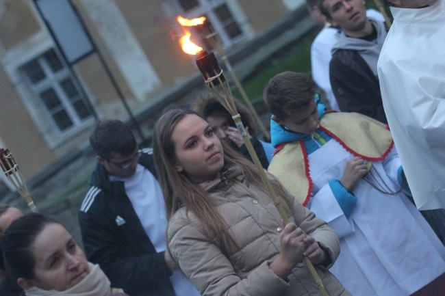 Tam świętych noszą na rękach