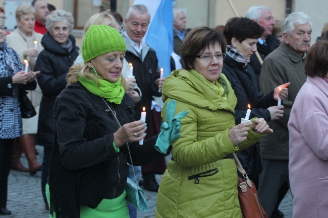 Tam świętych noszą na rękach