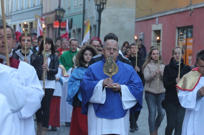 Tam świętych noszą na rękach