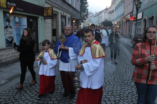 Tam świętych noszą na rękach