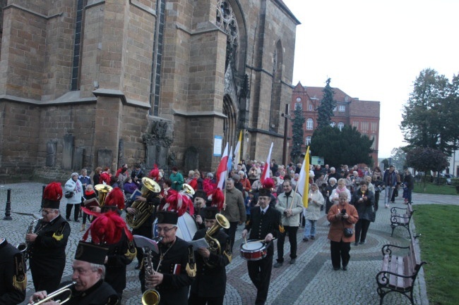 Tam świętych noszą na rękach