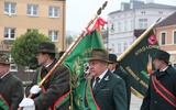 Poczty sztandarowe kół łowieckich w drodze z kościoła na plac Kościuszki