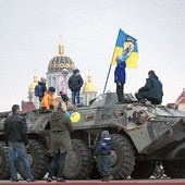 Ukraina, 21 października 2014. Dzieci bawią się na wozie bojowym przejętym przez Ukraińców na linii frontu na wschodzie kraju.  W Kijowie zorganizowano prezentację zdobytych pojazdów wojskowych.