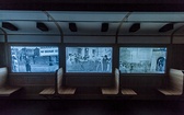 Tramwaj jeżdżący po getcie warszawskim – za oknami archiwalne filmy i rekonstrukcje tego miejsca  