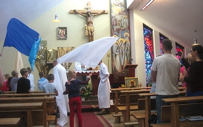  Uwielbienie w czasie Eucharystii sprawowanej podczas każdej sesji