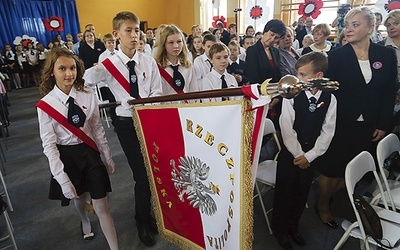  Od dnia nadania imienia szkoła posługuje się także hymnem i sztandarem