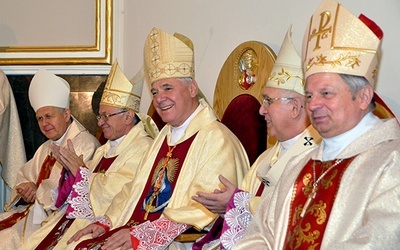 Liturgii z ceremonią ogłoszenia bazyliki przewodniczył kard. Gerhard Müller (trzeci z lewej). Siedzą (od lewej): abp Tomasz Peta z Kazachstanu, abp Zygmunt Zimowski, abp Wacław Depo i bp Henryk Tomasik