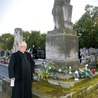 Proboszcz ks. Sławomir Fundowicz przy grobowcu rodziny Dzianott