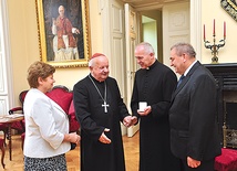   Kard. S. Dziwisz przekazuje relikwie ks. B. Karpowi i państwu Budkom