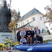 Uczniowie i nauczyciele  ZSCKR w Zduńskiej Dąbrowie  przed pomnikiem  Jana Pawła II w Łowiczu