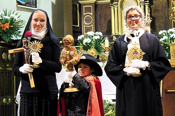 Młodzi ze Szczyrku przywieźli relikwie św. Jakuba Apostoła, bł. Marii Luizy Merkert i bł. Zelii i Ludwika Martin – rodziców św. Teresy od Dzieciątka Jezus