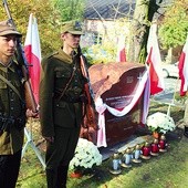  Obelisk upamiętniający żołnierzy wyklętych postawiono na placu  przy kościele w Dobrzyniu n. Wisłą