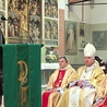 Burmistrz Ornety Ireneusz Popiel prosi w imieniu mieszkańców o pobłogosławienie pomnika  św. Jana Pawła II
