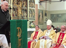 Burmistrz Ornety Ireneusz Popiel prosi w imieniu mieszkańców o pobłogosławienie pomnika  św. Jana Pawła II
