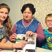  Zdjęcie dzieci przy kapliczce jest w wielu albumach mieszkańców Biedrzychowic. Emilia Twardy wraz z bratem Tobiaszem i babcią Marią pokazuje siebie na fotografii