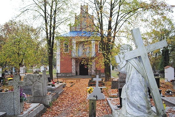 Świątynia na Zjawieniu w jesiennej oprawie