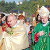  Relikwie św. Jana Pawła II wniósł do świątyni ks. proboszcz Krzysztof Woźniak