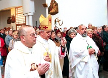 Modlitwie przewodniczył bp Jan Piotrowski. Obok proboszcz miejsca ks. Jan Wnęk  oraz (z prawej) ks. Marek Muszyński, misjonarz z Afryki