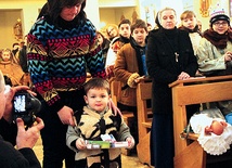 Dzieci trzeba włączać w życie kościoła. Jednym z wielu sposobów jest powierzanie zadań, także w liturgii, np. w postaci uczestnictwa w procesji z darami