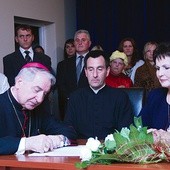 W obecności notariusza dokumenty podpisał także abp Józef Kowalczyk 