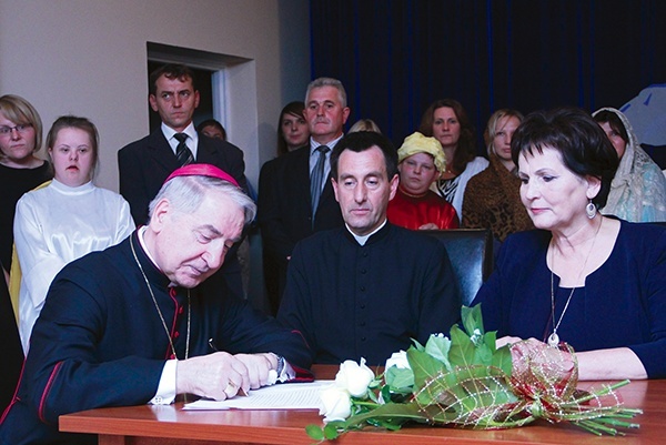 W obecności notariusza dokumenty podpisał także abp Józef Kowalczyk 