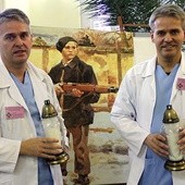  W Żarach akcję „Światełko Pamięci” zainicjowali lekarze i bracia Krzysztof (z lewej) i Zbigniew Kopocińscy. W tegorocznej zbiórce, która odbyła się  od 13 do 27 października, zebrano ponad 1800 zniczy